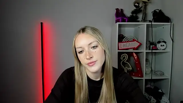 Snapshot of EvelynBlond chatting on June 12, 2026, 12:36 pm EvelynBlond online show from June 12, 2026, 12:36 pm