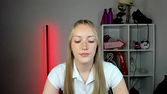 Snapshot of EvelynBlond chatting on May 28, 2026, 1:06 pm EvelynBlond online show from May 28, 2026, 1:06 pm