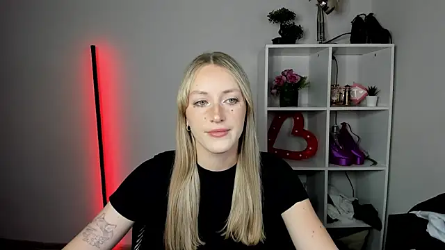 Snapshot of EvelynBlond chatting on July 20, 2026, 12:29 pm EvelynBlond online show from July 20, 2026, 12:29 pm