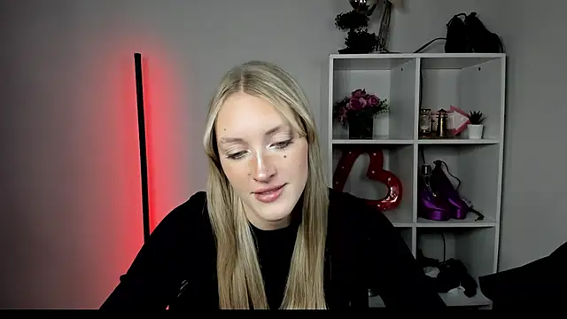 Snapshot of EvelynBlond chatting on July 8, 2026, 12:39 pm EvelynBlond online show from July 8, 2026, 12:39 pm