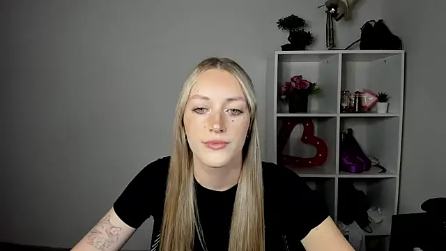 Snapshot of EvelynBlond chatting on July 22, 2026, 12:51 pm EvelynBlond online show from July 22, 2026, 12:51 pm