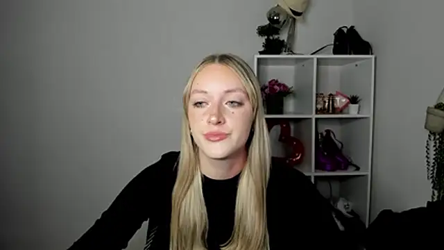 Snapshot of EvelynBlond chatting on July 16, 2026, 12:35 pm EvelynBlond online show from July 16, 2026, 12:35 pm
