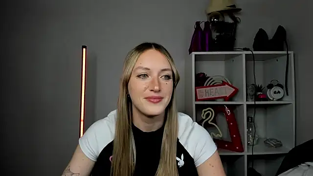 Snapshot of EvelynBlond chatting on May 13, 2026, 12:45 pm EvelynBlond online show from May 13, 2026, 12:45 pm