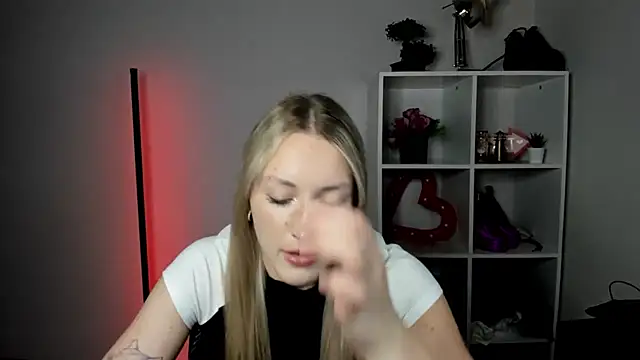 Snapshot of EvelynBlond chatting on July 23, 2026, 12:57 pm EvelynBlond online show from July 23, 2026, 12:57 pm