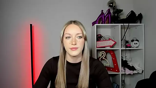 EvelynBlond online show from May 7, 2026, 12:41 pm