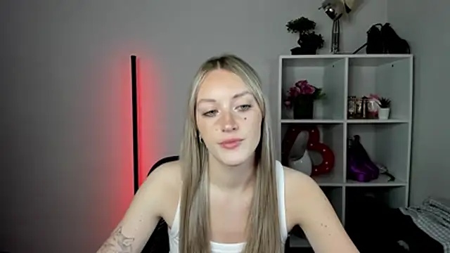 Snapshot of EvelynBlond chatting on July 28, 2026, 12:45 pm EvelynBlond online show from July 28, 2026, 12:45 pm
