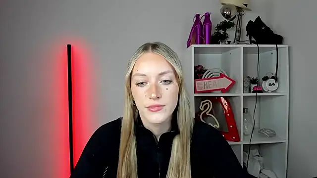 Snapshot of EvelynBlond chatting on June 1, 2026, 12:38 pm EvelynBlond online show from June 1, 2026, 12:38 pm
