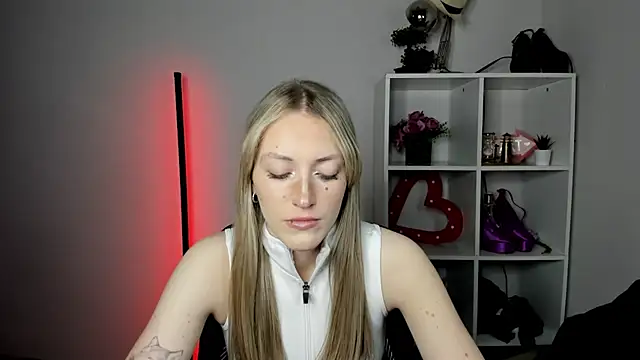 Snapshot of EvelynBlond chatting on July 10, 2026, 12:49 pm EvelynBlond online show from July 10, 2026, 12:49 pm
