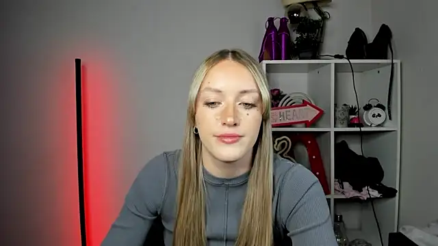 Snapshot of EvelynBlond chatting on May 11, 2026, 4:37 pm EvelynBlond online show from May 11, 2026, 4:37 pm