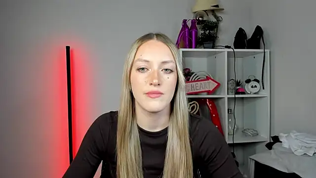 Snapshot of EvelynBlond chatting on May 18, 2026, 12:54 pm EvelynBlond online show from May 18, 2026, 12:54 pm