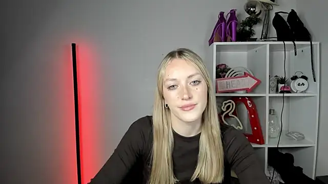 Snapshot of EvelynBlond chatting on June 9, 2026, 12:39 pm EvelynBlond online show from June 9, 2026, 12:39 pm
