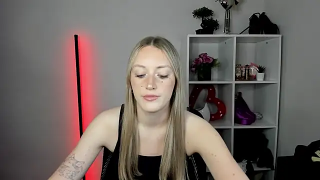 Snapshot of EvelynBlond chatting on August 4, 2026, 12:42 pm EvelynBlond online show from August 4, 2026, 12:42 pm