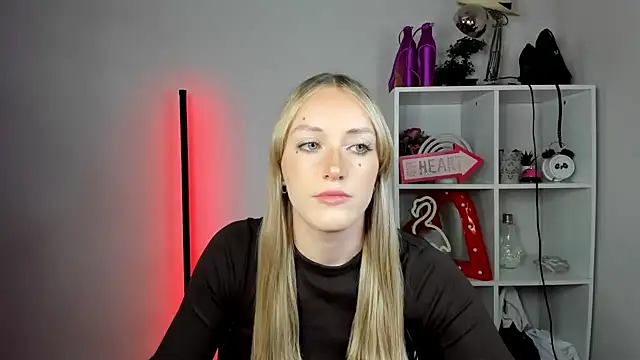 Snapshot of EvelynBlond chatting on May 27, 2026, 12:34 pm EvelynBlond online show from May 27, 2026, 12:34 pm