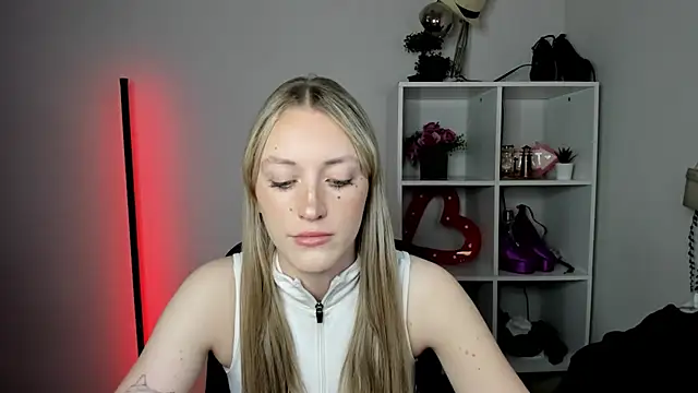 Snapshot of EvelynBlond chatting on July 14, 2026, 2:01 pm EvelynBlond online show from July 14, 2026, 2:01 pm