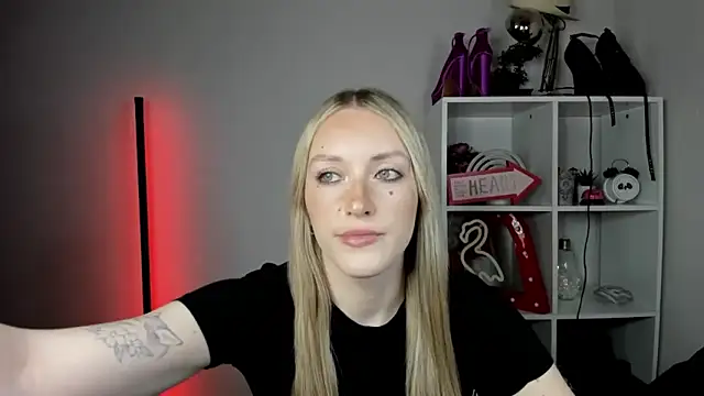 Snapshot of EvelynBlond chatting on June 10, 2026, 12:39 pm EvelynBlond online show from June 10, 2026, 12:39 pm