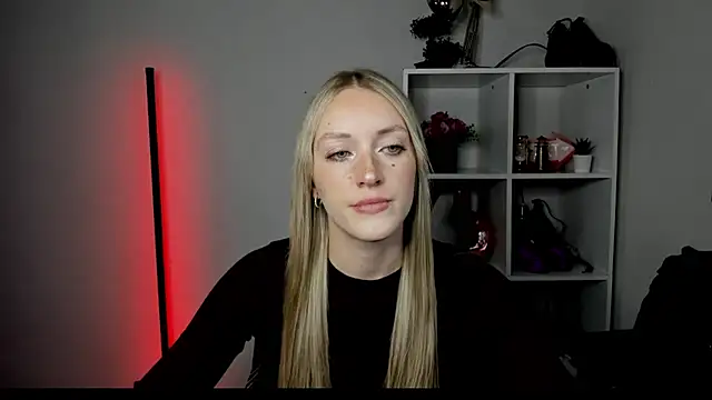 Snapshot of EvelynBlond chatting on July 6, 2026, 12:45 pm EvelynBlond online show from July 6, 2026, 12:45 pm