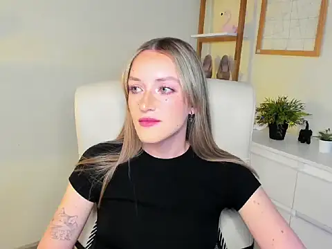 EvelynBlond online show from November 21, 2025, 1:43 pm