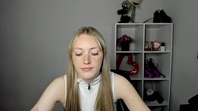 Snapshot of EvelynBlond chatting on July 13, 2026, 12:37 pm EvelynBlond online show from July 13, 2026, 12:37 pm