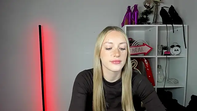 Snapshot of EvelynBlond chatting on June 8, 2026, 12:38 pm EvelynBlond online show from June 8, 2026, 12:38 pm