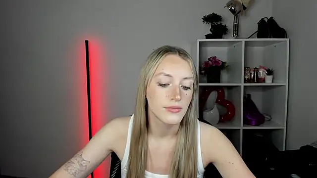 Snapshot of EvelynBlond chatting on July 30, 2026, 12:48 pm EvelynBlond online show from July 30, 2026, 12:48 pm