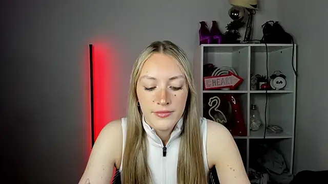 Snapshot of EvelynBlond chatting on June 17, 2026, 10:25 am EvelynBlond online show from June 17, 2026, 10:25 am