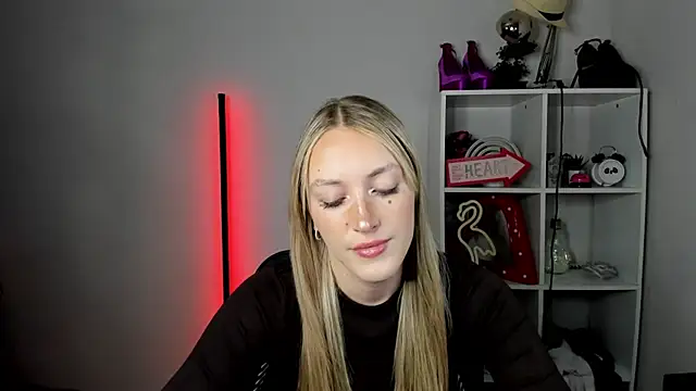 Snapshot of EvelynBlond chatting on June 24, 2026, 12:37 pm EvelynBlond online show from June 24, 2026, 12:37 pm