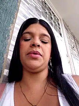 Layla-daring online show from April 27, 2026, 7:01 pm