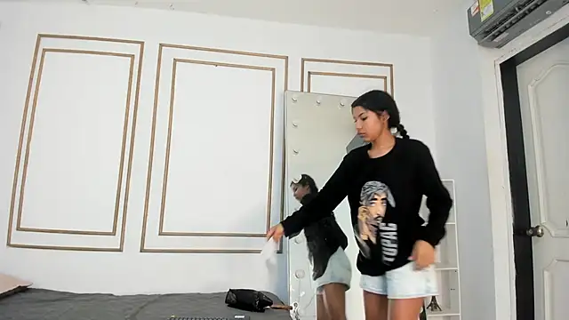 daviana hill online show from February 1, 2026, 12:03 pm