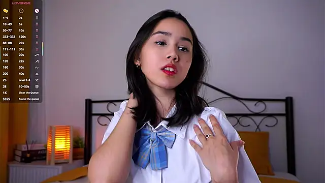 StaciaBratz online show from December 1, 2025, 7:04 pm