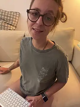 Snapshot of KnotBabe chatting on February 25, 2026, 4:12 am KnotBabe online show from February 25, 2026, 4:12 am