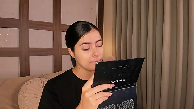 Snapshot of SarhaVega chatting on March 7, 2026, 12:21 pm SarhaVega online show from March 7, 2026, 12:21 pm