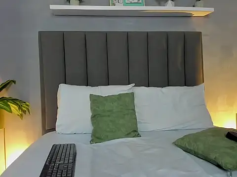 lindaa natashaa  online show from November 22, 2025, 3:49 am