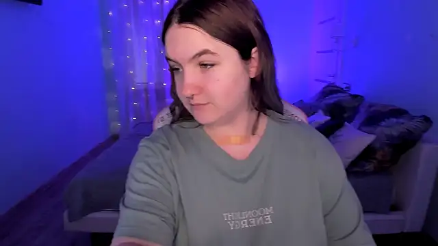 lovelyy julia online show from March 2, 2026, 8:10 am