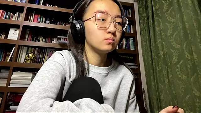 Snapshot of LinaClous chatting on January 11, 2026, 4:03 pm LinaClous online show from January 11, 2026, 4:03 pm