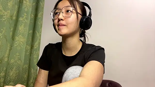 Snapshot of LinaClous chatting on December 14, 2025, 1:28 pm LinaClous online show from December 14, 2025, 1:28 pm