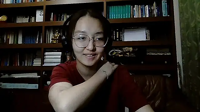 Snapshot of LinaClous chatting on February 28, 2026, 2:17 pm LinaClous online show from February 28, 2026, 2:17 pm