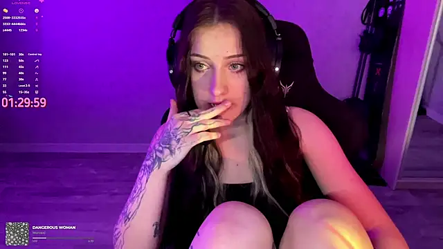 Meowluly online show from April 21, 2026, 1:42 am