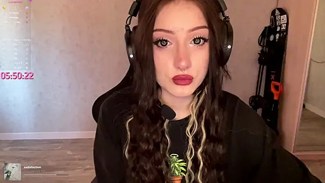 Meowluly online show from April 22, 2026, 9:21 pm
