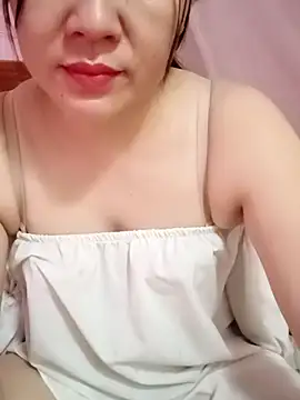 Lily-ross22 online show from July 28, 2026, 3:32 pm