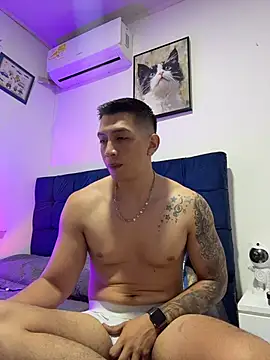 Snapshot of OliverWest04 chatting on November 28, 2025, 4:18 pm OliverWest04 online show from November 28, 2025, 4:18 pm