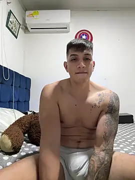 Snapshot of OliverWest04 chatting on April 15, 2026, 9:26 am OliverWest04 online show from April 15, 2026, 9:26 am