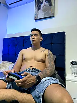 Snapshot of OliverWest04 chatting on December 1, 2025, 6:25 am OliverWest04 online show from December 1, 2025, 6:25 am