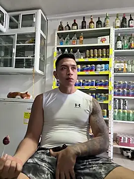 Snapshot of OliverWest04 chatting on December 18, 2025, 10:13 pm OliverWest04 online show from December 18, 2025, 10:13 pm