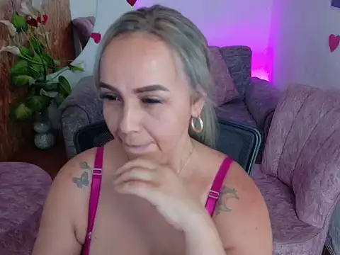 Snapshot of Aunty_milf chatting on February 5, 2026, 8:04 pm Aunty milf online show from February 5, 2026, 8:04 pm