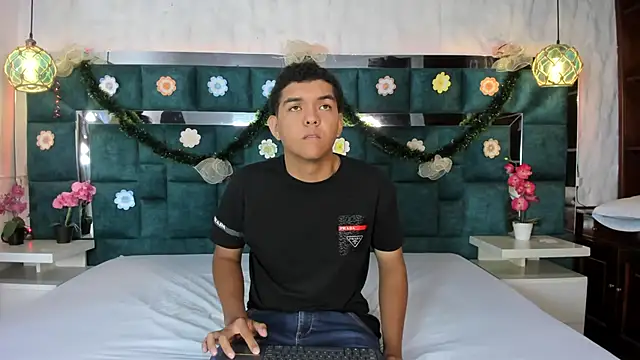  bonnyandclyde online show from December 14, 2025, 11:49 am