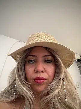 IsaSantoDomingo online show from December 1, 2025, 2:40 pm