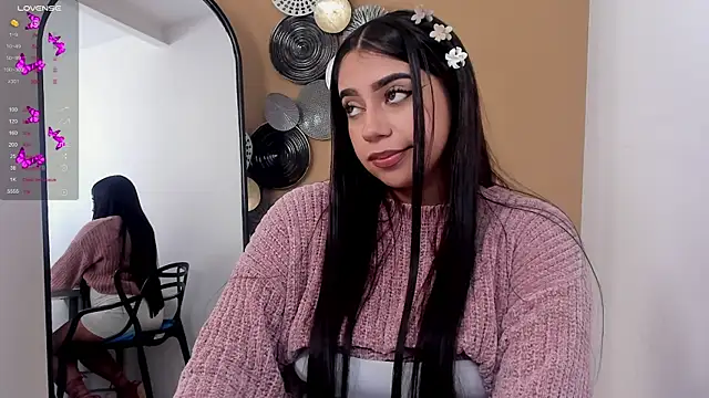 luna cute   online show from June 18, 2026, 9:53 pm