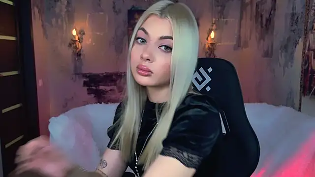 HyileyClark online show from December 2, 2025, 9:22 am