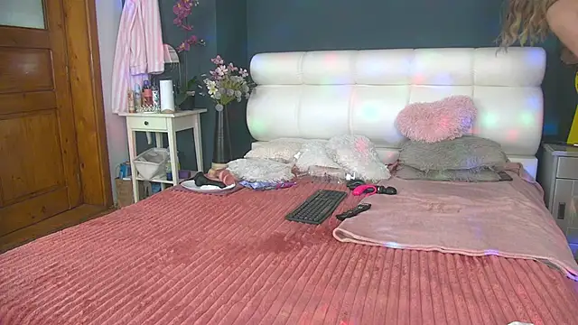 Cougar Milff online show from April 29, 2026, 2:10 pm