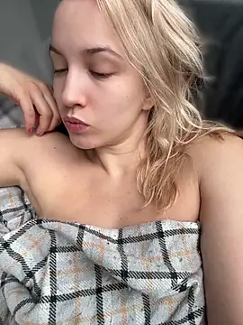 AmyAtlass online show from June 4, 2026, 3:44 am